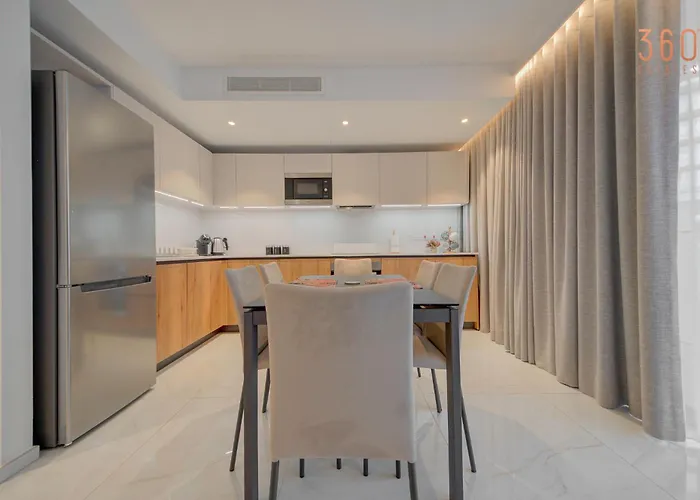 Official Mercury With Pool Access & Views 360 Estates Apartman *